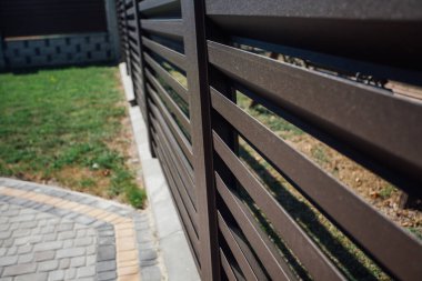 Yeni bir metal çitin parçası