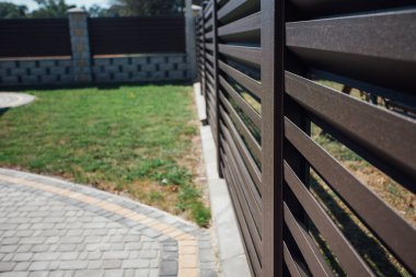 Yeni bir metal çitin parçası