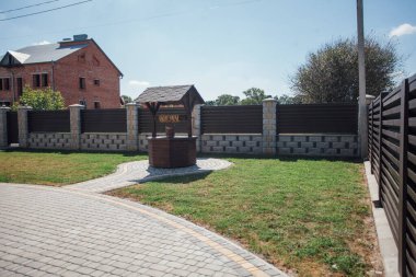 Kırsal kesimdeki modern evin dışında.