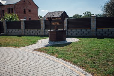 Kırsal kesimdeki modern evin dışında.