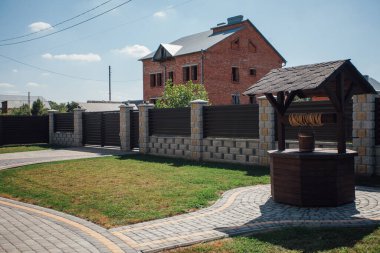 Kırsal kesimdeki modern evin dışında.