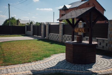 Kırsal kesimdeki modern evin dışında.