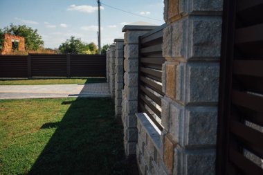 Yeni bir metal çitin parçası