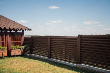 Yeni bir metal çitin parçası