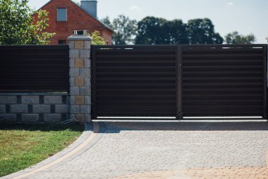 Yeni bir metal çitin parçası