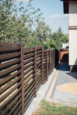 Yeni bir metal çitin parçası