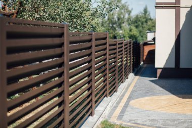 Yeni bir metal çitin parçası