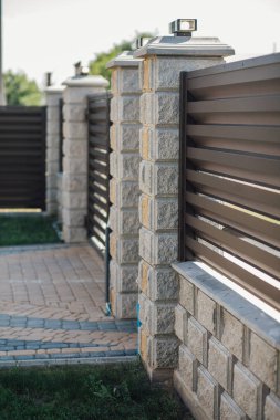 Yeni bir metal çitin parçası