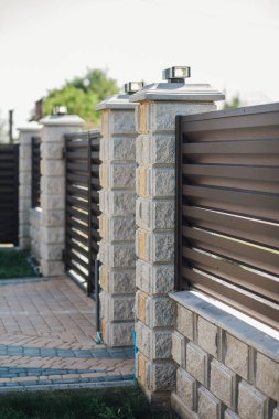 Yeni bir metal çitin parçası