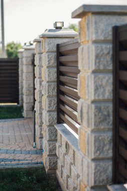 Yeni bir metal çitin parçası