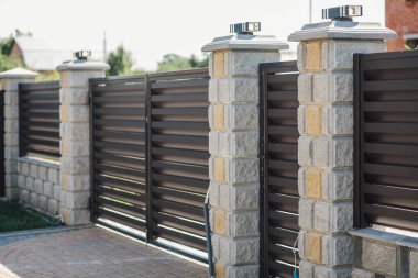 Yeni bir metal çitin parçası