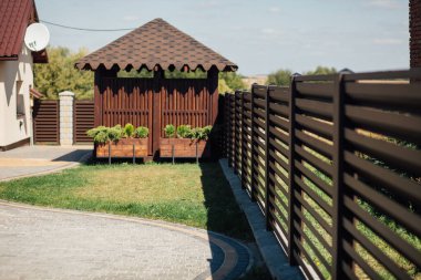 Yeni bir metal çitin parçası