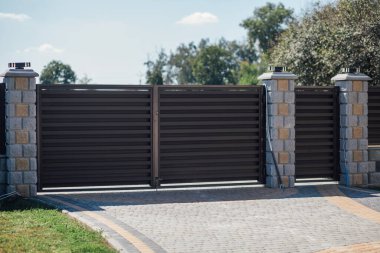 Yeni bir metal çitin parçası