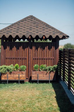 Kırsal kesimdeki modern evin dışında.