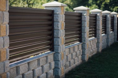 Yeni bir metal çitin parçası