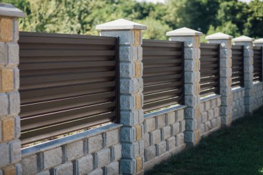 Yeni bir metal çitin parçası