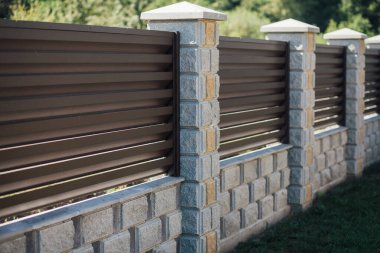 Yeni bir metal çitin parçası