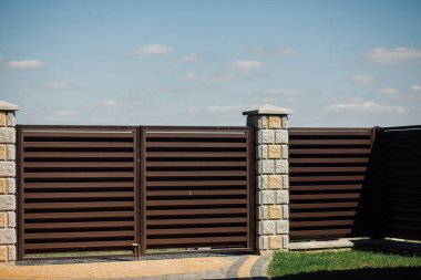 Yeni bir metal çitin parçası