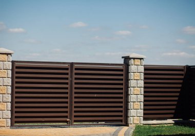 Yeni bir metal çitin parçası