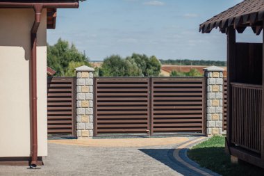 Yeni bir metal çitin parçası