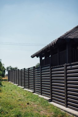 Yeni bir metal çitin parçası