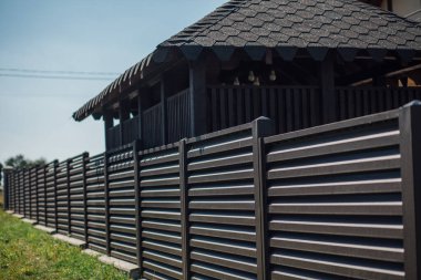 Yeni bir metal çitin parçası