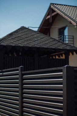 Yeni bir metal çitin parçası