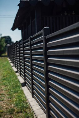 Yeni bir metal çitin parçası