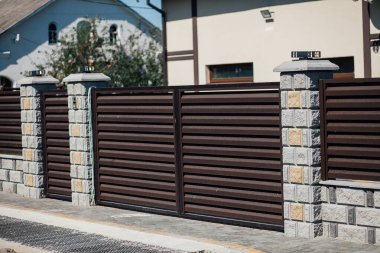 Yeni bir metal çitin parçası