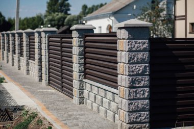 Yeni bir metal çitin parçası