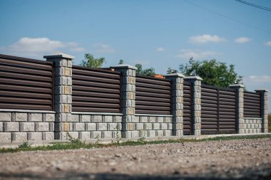 Yeni bir metal çitin parçası