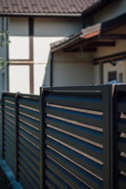 Yeni bir metal çitin parçası