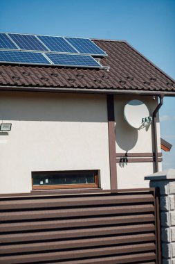 Kırsal kesimdeki modern evin dışında.