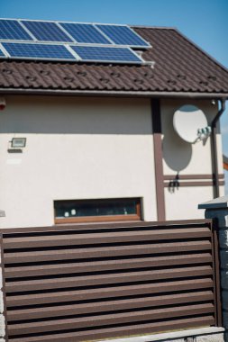 Yeni bir metal çitin parçası