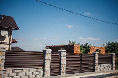 Yeni bir metal çitin parçası