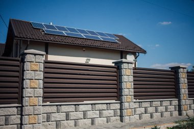 Yeni bir metal çitin parçası