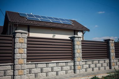 Yeni bir metal çitin parçası