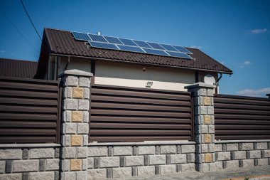 Yeni bir metal çitin parçası