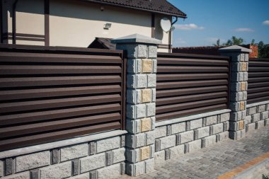 Yeni bir metal çitin parçası