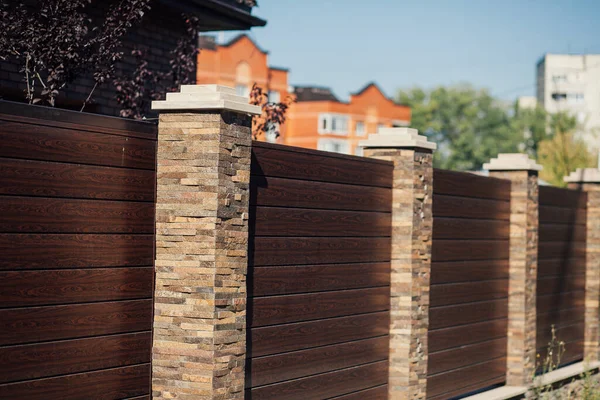 Yeni bir metal çitin parçası