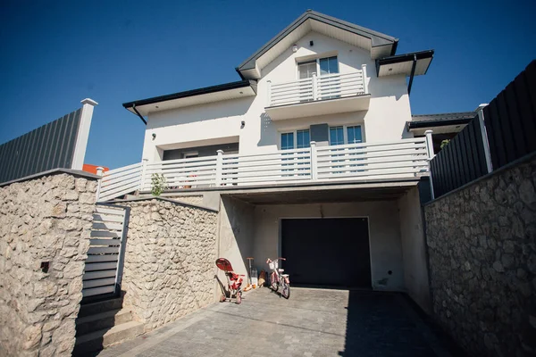 Kırsal kesimdeki modern evin dışında.