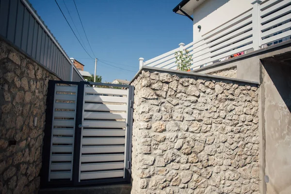 Kırsal kesimdeki modern evin dışında.