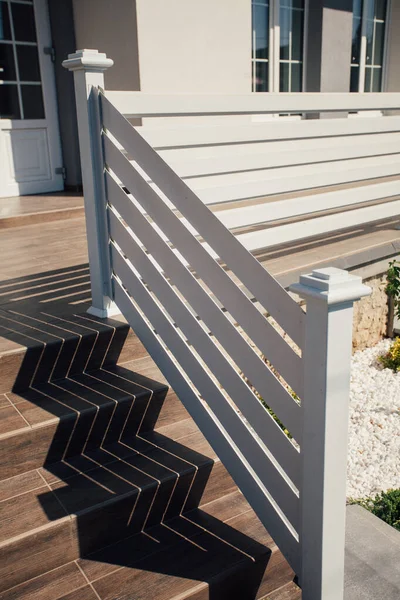 Kırsal kesimdeki modern evin dışında.