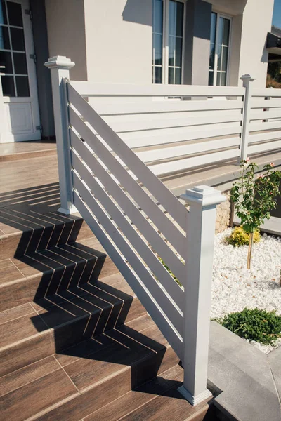 Kırsal kesimdeki modern evin dışında.