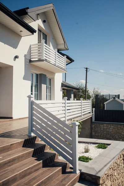 Kırsal kesimdeki modern evin dışında.