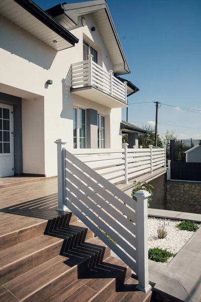 Kırsal kesimdeki modern evin dışında.