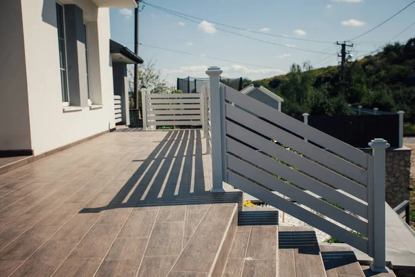 Kırsal kesimdeki modern evin dışında.