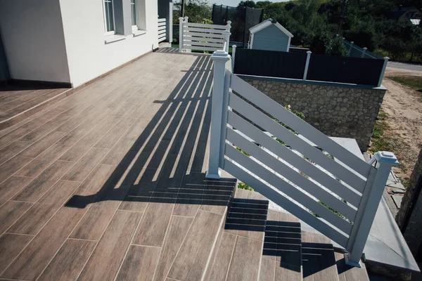 Kırsal kesimdeki modern evin dışında.