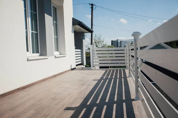 Kırsal kesimdeki modern evin dışında.