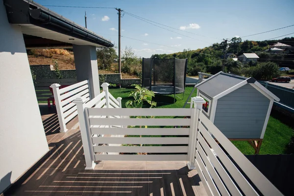 Kırsal kesimdeki modern evin dışında.